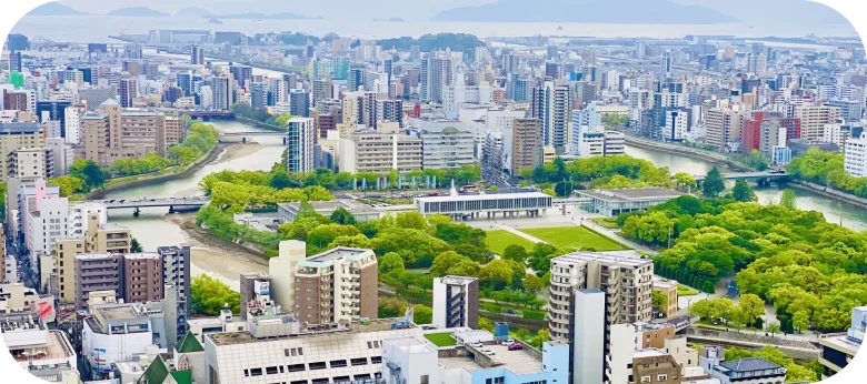 広島の観光スポットを楽しむ人々